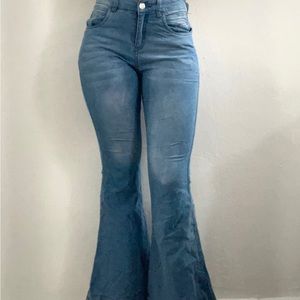 They don’t make em like this no more! Beautiful flare blue jeans.